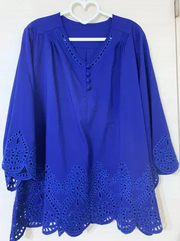 앤드러브 블루 레이스 밑단 오부 소매 블라우스 M 사이즈