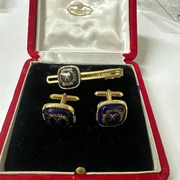 마이센의 커프링크스와 넥타이핀입니다.