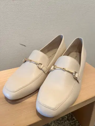 화이트 로퍼 금장 장식 포함