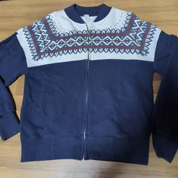 눈꽃 패턴 맨투맨 탈론 지퍼 네이비