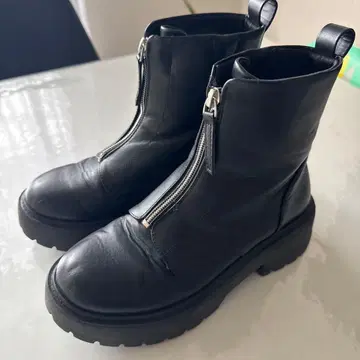 블랙 가죽 지퍼 숏부츠