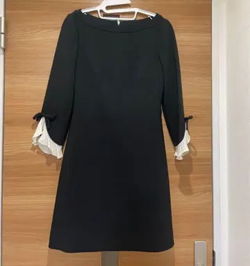 블랙 무릎 기장 원피스 긴팔 7부 소매