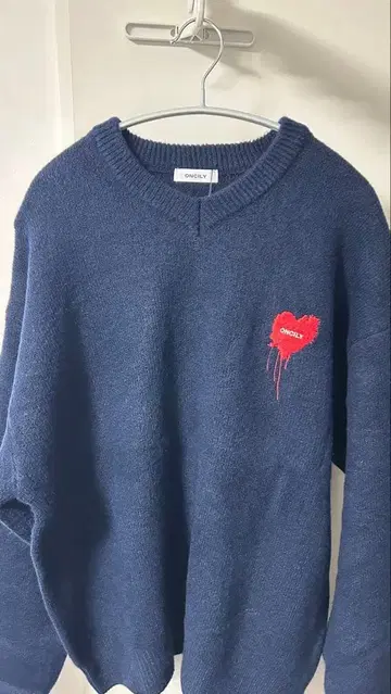 ONCILY 하트 로고 V 니트 네이비
