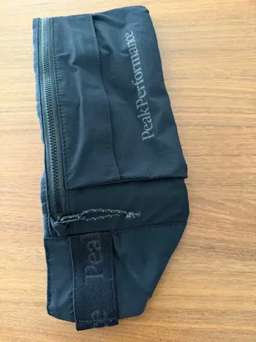 Peak Performance 바디백 블랙