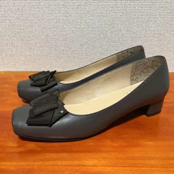 히미코 25.5cm 그레이 펌프스 리본 천연 가죽