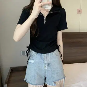 지퍼 달린 블랙 반팔 티셔츠