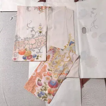 기장 150cm 화이트 베이스에 꽃 무늬 얼룩 있음 기모노