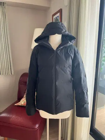 유니클로 심리스 다운 후드티 블랙