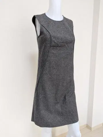 타라자몽 그레이 슬리브리스 무릎 기장 원피스