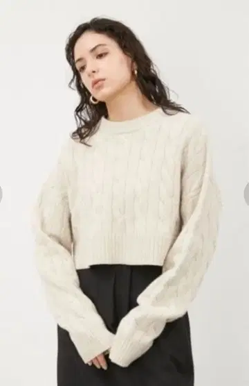 울 혼방 짧은 기장 케이블 니트 풀오버