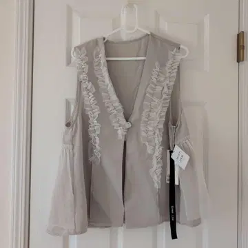 프릴 장식 베이지 베스트