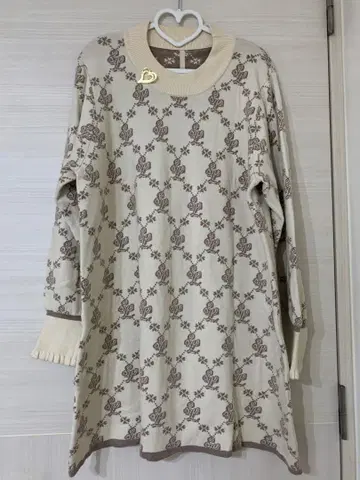 장미 패턴 긴팔 니트 하트 브로치 포함