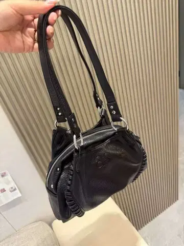 as on 블랙 가죽 숄더백