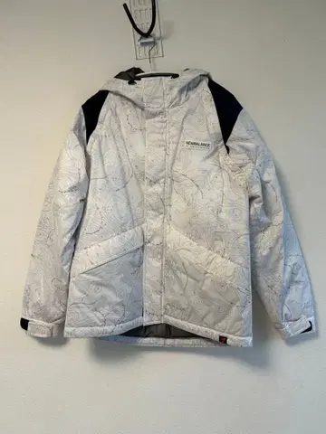 [ 중고 ] NEW BALANCE 지도 무늬 후드 부착 다운 자켓