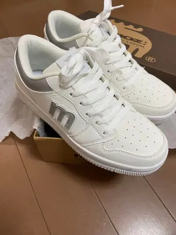 박스 포함 24.5cm moz 화이트 스니커즈 (실버)