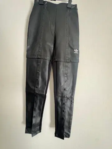 adidas 인조 가죽 스냅 버튼 포함