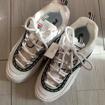 FILA 화이트 스니커즈 스트라이프 디자인