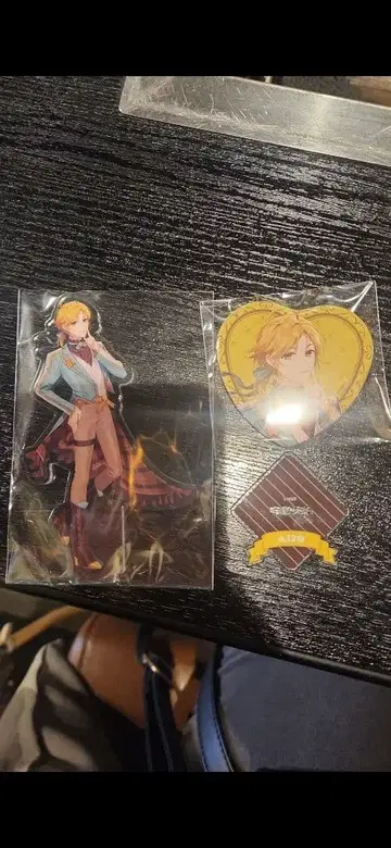 HoneyWorks 아이조 아크릴 스탠드 캔뱃지 세트