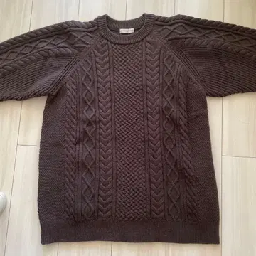 URBAN RESEARCH DOORS: 다크 브라운 케이블 니트 스웨터