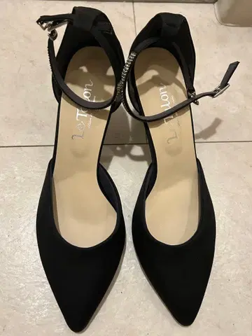 르 타롱 비쥬 장식 앵클 스트랩 펌프스 포멀