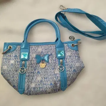 SAVOY 파란 리본과 곰 참이 달린 숄더백