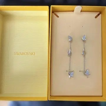 Swarovski 나비 모티브 귀걸이