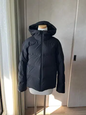 유니클로 심리스 다운 후드티 블랙