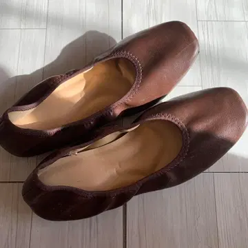 브라운 플랫슈즈 가죽풍 발레코어
