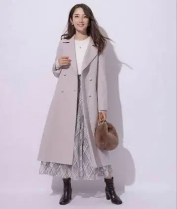 펄 단추 백 플레어 코트