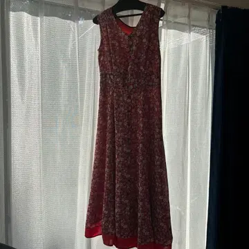 빨간색 꽃무늬 슬리브리스 원피스