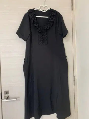 프릴 달린 블랙 원피스