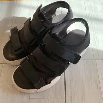 블랙 스트랩 통굽 샌들