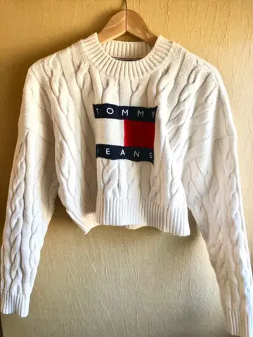 TOMMY JEANS 케이블 니트 크롭 스웨터