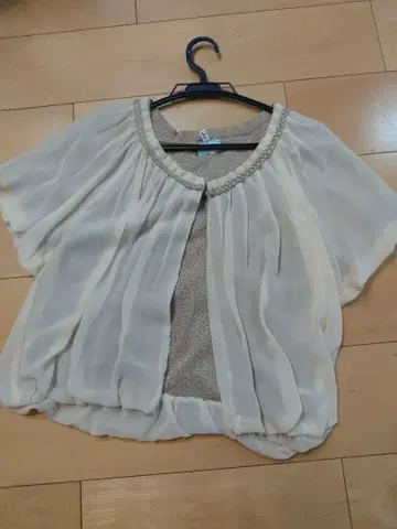 크림색 쉬폰 볼레로