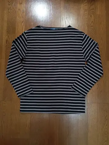 블랙과 화이트 스트라이프 긴팔 티셔츠