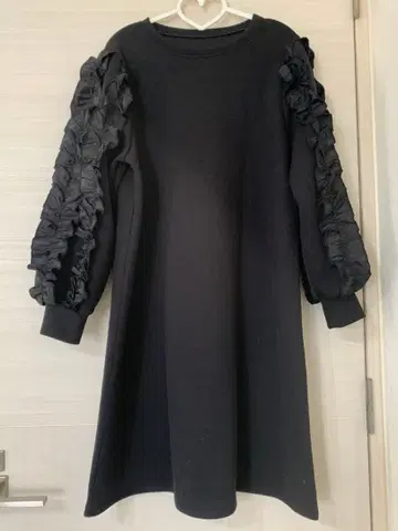 프릴이 달린 긴팔 블랙 원피스