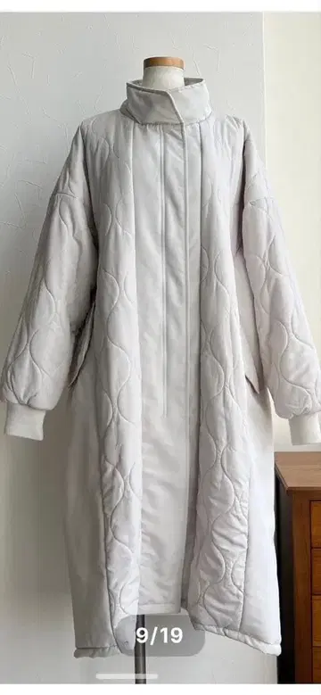 화이트 퀼팅 롱 코트