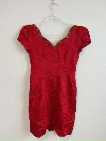 빨간색 비즈 장식 V넥 미니 드레스