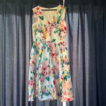 꽃무늬 슬리브리스 무릎 기장 원피스