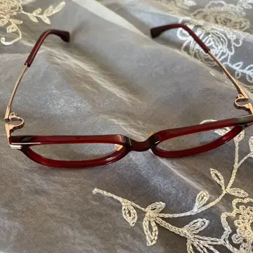 빨간색 스퀘어형 안경 프레임만
