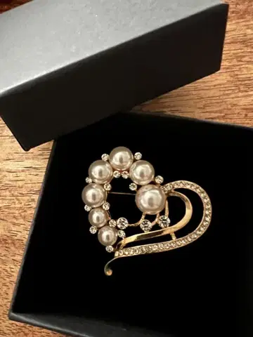 하트형 펄 브로치