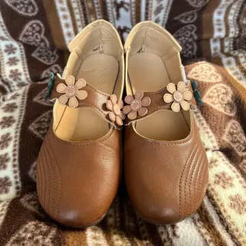 꽃 장식이 달린 브라운 플랫슈즈