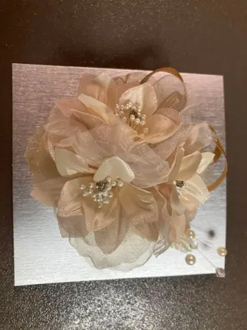 베이지 꽃 모티브 브로치