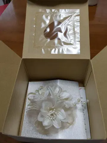 화이트 꽃 모티브 브로치