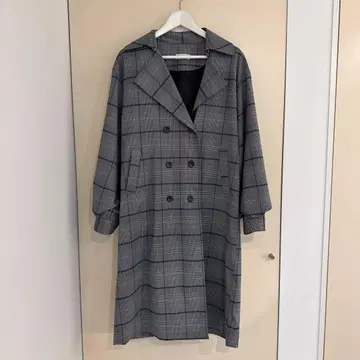 그레이 계열 체크 트렌치코트