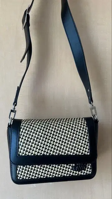 블랙 화이트 체크 무늬 숄더백