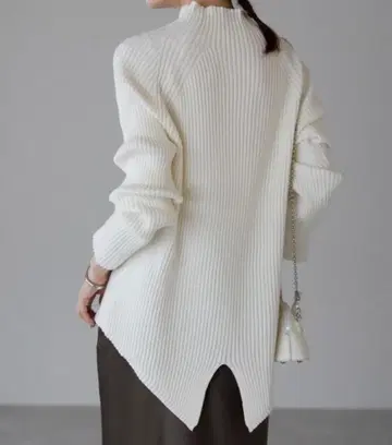 화이트 리브 하이넥 스웨터