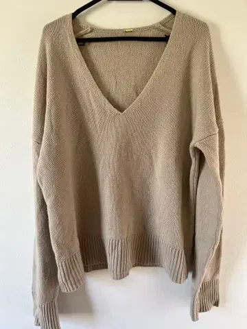 Mila Owen 베이지 V넥 긴팔 니트