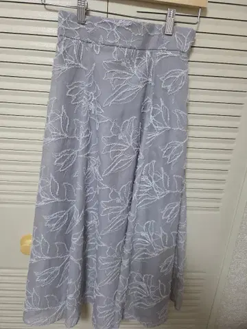 새상품 노엘라 꽃무늬 자수 플레어 스커트 S