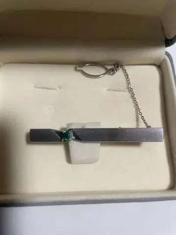 교세라 클레상베르 에메랄드 넥타이핀